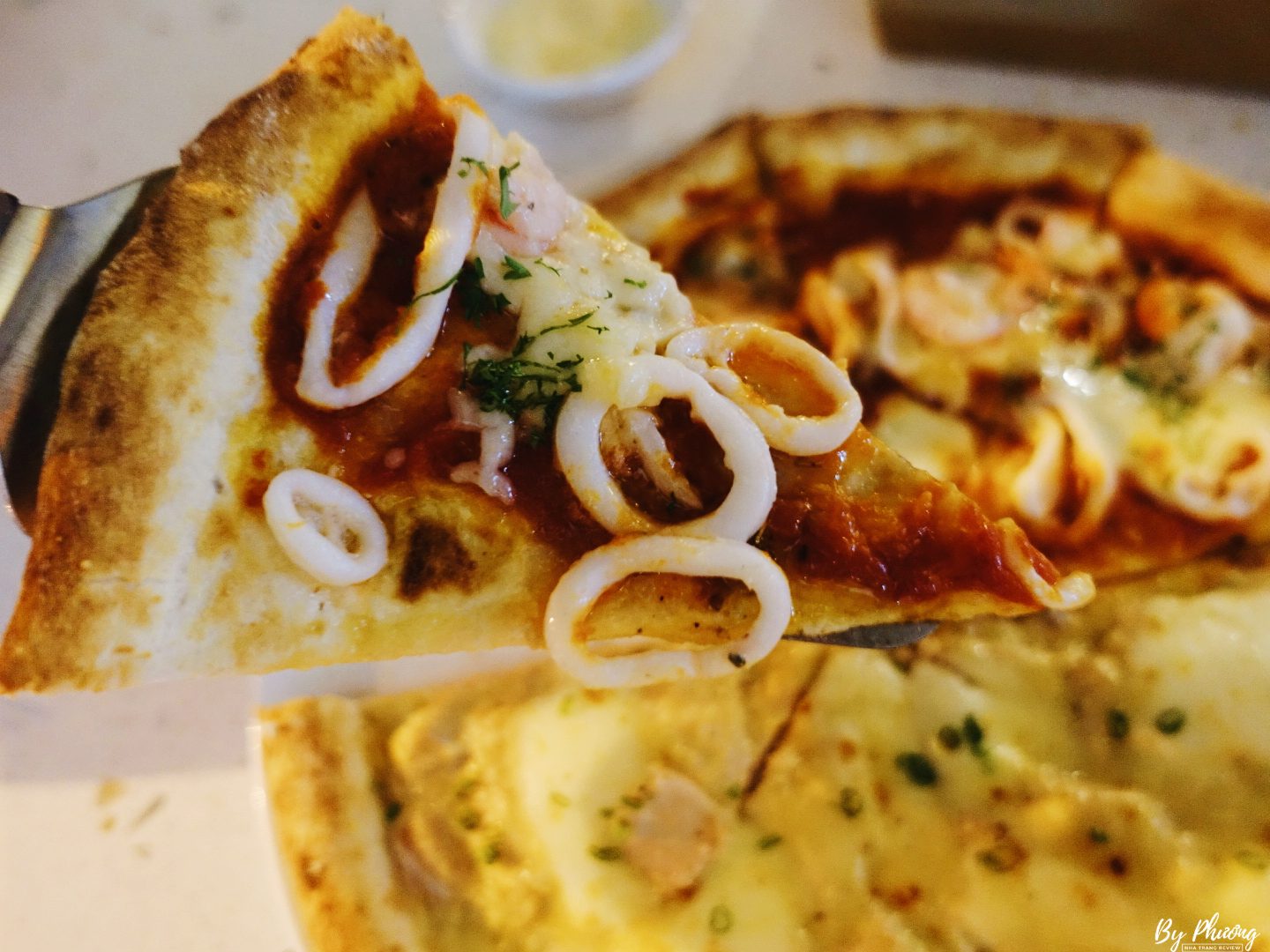 pizza cá hồi sốt kem miso